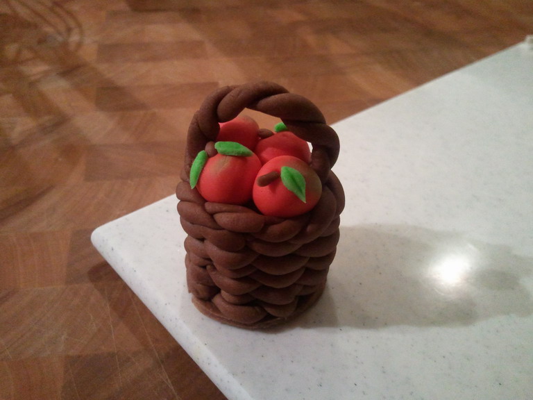 Korb mit reifen Äpfeln für den Garten