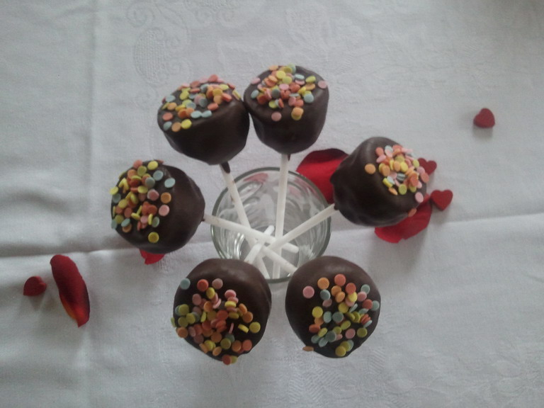 Nutella-Pops mit dunklem Schoko-Überzug