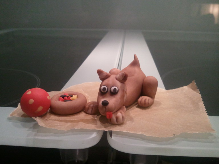 Ein kleiner Hund mit Futternapf und Ball