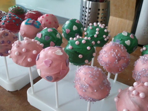 Himbeer-Pops mit buntem Schokoladen-Überzug