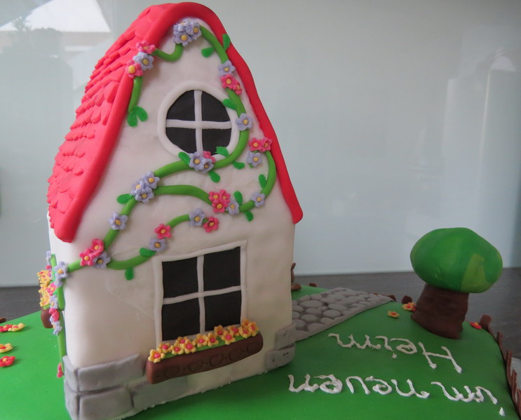 Haus Seitenansicht mit Blumenranke