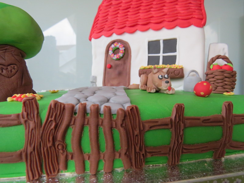 Hausansicht mit Gartentürchen